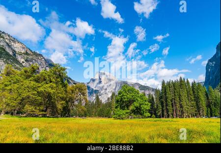 demi-dôme le jour ensoleillé, parc national de yosemite, californie, états-unis. Banque D'Images