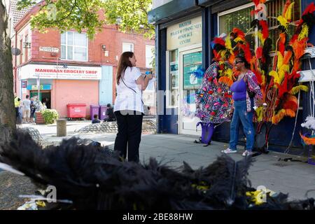 Granby Street à Liverpool, l'8, également connue sous le nom de Toxteth, a un esprit de communauté coloré et dynamique. Liverpool. Angleterre Banque D'Images