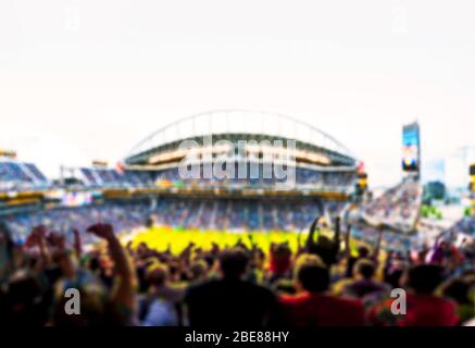 Fans dans le stade plein objectif il y célébrer en plein air stade de toit en été. -Technique brouillée. Banque D'Images