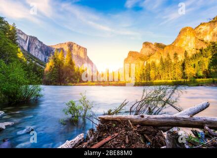 Yosemite National Park avec en premier plan la rivière,California,USA. Banque D'Images