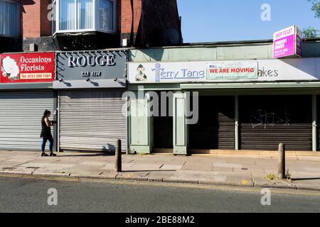 Boutiques avec volets sur Wavertree High Street, artère principale du centre-ville de liverpool, Liverpool, Angleterre. Banque D'Images