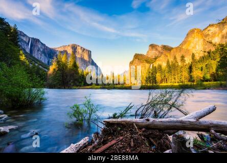 Yosemite National Park avec en premier plan la rivière,California,USA. Banque D'Images