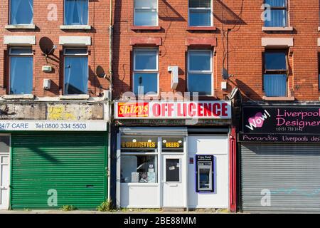 Boutiques avec volets sur Wavertree High Street, artère principale du centre-ville de liverpool, Liverpool, Angleterre. Banque D'Images