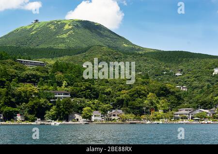 Vue depuis un bateau sur le lac Ashi en regardant les collines d'Hakone, Japon Banque D'Images