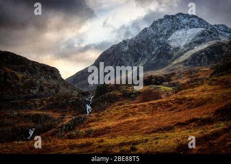 Tryfan et l'ogwen se trouvent à la tête de la vallée d'Ogwen à Snowdonia Banque D'Images