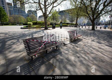 Les bancs de parc s'assoient vides le long de la rive sud de Londres, interdisant aux touristes de s'asseoir sur eux pendant le verrouillage du coronavirus, Angleterre, Royaume-Uni Banque D'Images