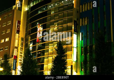 Scène de nuit Time Street montrant l'éclairage au néon du quartier Shinjuku de Tokyo, Japon Banque D'Images