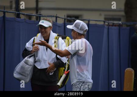 Bethanie Mattek Sands of America en parlant avec Caroline Wozniacki du Danemark, les joueurs de tennis pour femmes à Eastbourne tennis le 24 juin 2019, Royaume-Uni Banque D'Images