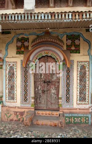 Porte en bois avec des sculptures d'un haveli une maison de ville ou un manoir traditionnel, Jodhpur, Rajasthan, Inde Banque D'Images