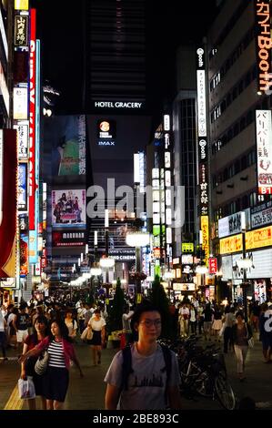 Scène de nuit Time Street montrant l'éclairage au néon du quartier Shinjuku de Tokyo, Japon Banque D'Images