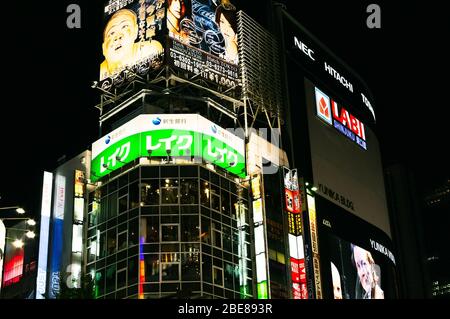 Scène de nuit Time Street montrant l'éclairage au néon du quartier Shinjuku de Tokyo, Japon Banque D'Images