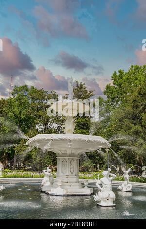 Belle fontaine ancienne dans le parc Forsyth à Savannah, Géorgie Banque D'Images