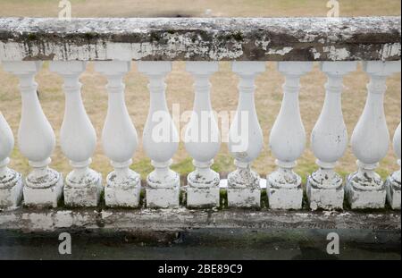 Vieilles baumes de terrasse en béton peint. Fragment extérieur d'architecture classique abstraite Banque D'Images