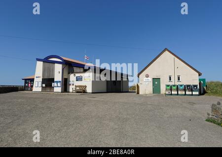 Photo : la station de Lifeboat RNLI et les toilettes publiques à Poppit Sands, Pays de Galles, Royaume-Uni. Mercredi 08 avril 2020 Banque D'Images