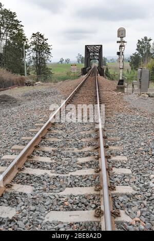 Construit de 1909 à 1911, ce pont ferroviaire traverse la rivière Paterson et conduit des trains à travers la ville du même nom (Paterson) en Nouvelle-Galles du Sud, en Australie Banque D'Images