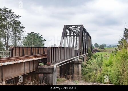 Construit de 1909 à 1911, ce pont ferroviaire traverse la rivière Paterson et conduit des trains à travers la ville du même nom (Paterson) en Nouvelle-Galles du Sud, en Australie Banque D'Images