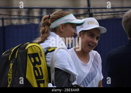 Bethanie Mattek Sands of America parlant à Caroline Wozniacki et Wozniackis Dad, Eastbourne tennis le 24 juin 2019 Banque D'Images