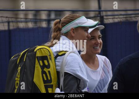 Bethanie Mattek Sands of America parlant à Caroline Wozniacki et Wozniackis Dad, Eastbourne tennis le 24 juin 2019 Banque D'Images