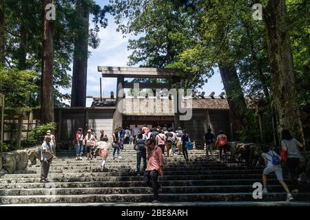 ISE, Japon - 28 6 19: Les touristes priant au bâtiment principal du sanctuaire de ise jingu Banque D'Images