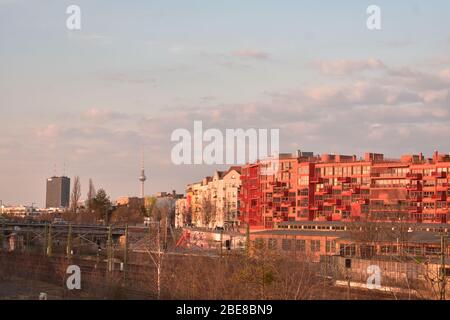 Immeuble géant rouge avec tour de télévision à distance à Tempelhof Berlin Banque D'Images