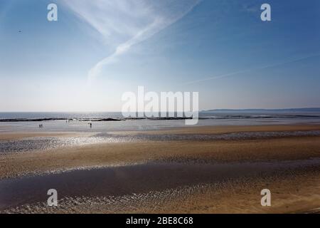 Photo : la plage presque déserte de Swansea, Pays de Galles, Royaume-Uni. Vendredi 10 avril 2020 Re: Week-end de Pâques, pandémie de coronavirus Covid-19, Royaume-Uni. Banque D'Images