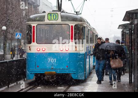 Les navetteurs combattent les conditions de neige dans le centre-ville de Göteborg, quittez le tramway numéro 10. Suède. Banque D'Images