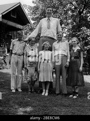 Le 22 février 1918, Robert Wadlow est né à Alton (USA). Le nourrisson était de taille moyenne et il n'y avait aucune indication que dans l'avenir il serait l'homme le plus haut du monde. À l'âge de 22 ans, il atteint une hauteur colossale de 272 cm. L'américain était également propriétaire des plus grands pieds de l'histoire. Ses chaussures étaient de taille 75 ! Banque D'Images