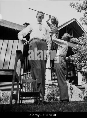 Le 22 février 1918, Robert Wadlow est né à Alton (USA). Le nourrisson était de taille moyenne et il n'y avait aucune indication que dans l'avenir il serait l'homme le plus haut du monde. À l'âge de 22 ans, il atteint une hauteur colossale de 272 cm. L'américain était également propriétaire des plus grands pieds de l'histoire. Ses chaussures étaient de taille 75 ! Banque D'Images