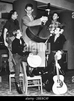 Le 22 février 1918, Robert Wadlow est né à Alton (USA). Le nourrisson était de taille moyenne et il n'y avait aucune indication que dans l'avenir il serait l'homme le plus haut du monde. À l'âge de 22 ans, il atteint une hauteur colossale de 272 cm. L'américain était également propriétaire des plus grands pieds de l'histoire. Ses chaussures étaient de taille 75 ! Banque D'Images