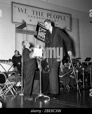 Le 22 février 1918, Robert Wadlow est né à Alton (USA). Le nourrisson était de taille moyenne et il n'y avait aucune indication que dans l'avenir il serait l'homme le plus haut du monde. À l'âge de 22 ans, il atteint une hauteur colossale de 272 cm. L'américain était également propriétaire des plus grands pieds de l'histoire. Ses chaussures étaient de taille 75 ! Banque D'Images