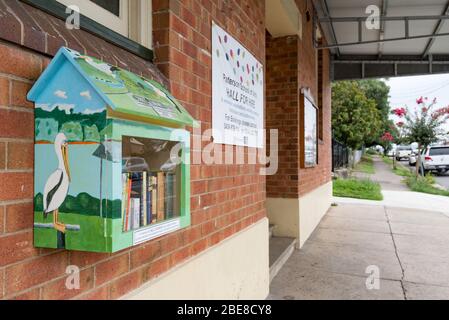 Une mini-bibliothèque colorée, attachée à l'extérieur du bâtiment Paterson School of the Arts, dans la campagne de Nouvelle-Galles du Sud, en Australie Banque D'Images