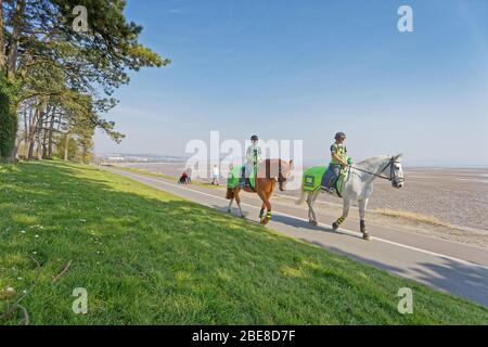 Photo : deux policiers en poste patrouillent le chemin de la Croix-Ouest par Swansea Bay, Pays de Galles, Royaume-Uni. Vendredi 10 avril 2020 Re: Week-end de Pâques, Covid-19 Coron Banque D'Images
