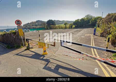 Photo : le parking fermé de Langland Bay, près de Swansea, Pays de Galles, Royaume-Uni. Re: Week-end des vacances de Pâques, Covid-19 Coronavirus pandémique, Swasea, Royaume-Uni. Banque D'Images