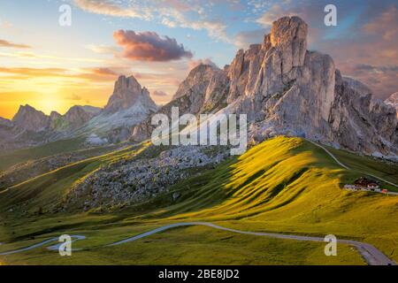 Magnifique paysage de coucher de soleil, col alpin et hautes montagnes, Passo Giau avec célèbre Ra Gusela, Nuvolau pics en arrière-plan, Dolomites, Italie, Europe Banque D'Images