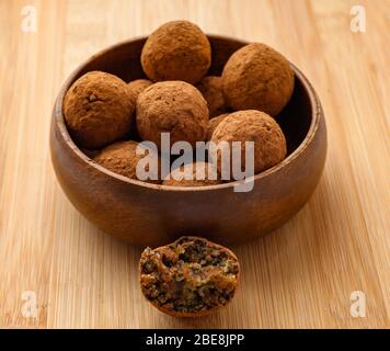 Boules de bonbons maison douces dans des copeaux de cacao. Concept de mode de vie sain Banque D'Images