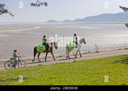 Photo : deux policiers en poste patrouillent le chemin de la Croix-Ouest par Swansea Bay, Pays de Galles, Royaume-Uni. Vendredi 10 avril 2020 Re: Week-end de Pâques, Covid-19 Coron Banque D'Images