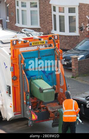 Refuser aux collectionneurs de faire basculer les poubelles de roue dans un camion de déchets à Londres Banque D'Images