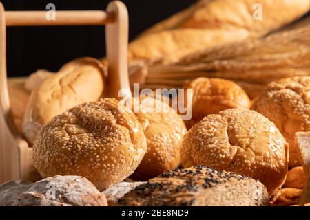 Des pains à la lumière du soleil se ferment le matin. Une variété de boulangerie sur la table. Banque D'Images