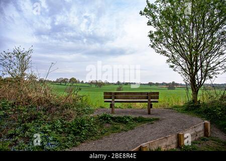 Banc vide avec vue dans la campagne du Cheshire au Royaume-Uni Banque D'Images