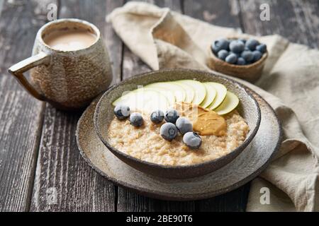 Flocons d'avoine, porridge sain dans un grand bol avec fruits et baies pour le petit déjeuner Banque D'Images