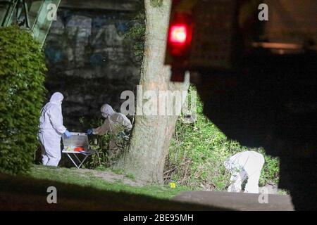 Wuppertal, Allemagne. 13 avril 2020. Les officiers de Forensics travaillent sur l'emplacement du corps d'une femme. Le corps a été trouvé dimanche soir sur une rive. Selon des rapports de presse cohérents, un escadron pour les homicides a été créé. Selon eux, le corps a subi des blessures massives à la tête et au dos. Crédit: Tim Oelbermann/dpa/Alay Live News Banque D'Images