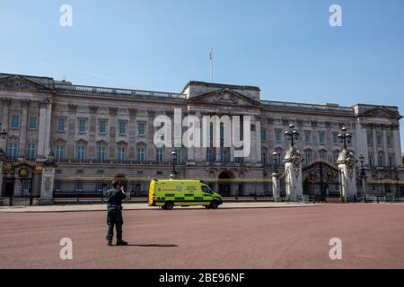 Les arrêts paramédicaux à l'extérieur du palais de Buckingham pendant les vacances de la banque de Pâques, tandis que le verrouillage du coronavirus se poursuit dans le centre de Londres et à travers le Royaume-Uni Banque D'Images