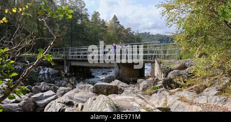 Glen Affric, Beauly, Inverness-Shire, Écosse, Royaume-Uni. 24/09/19. Les visiteurs admirent la vue depuis le pont sur la rivière Affric aux chutes de chien. Glen Affric Banque D'Images