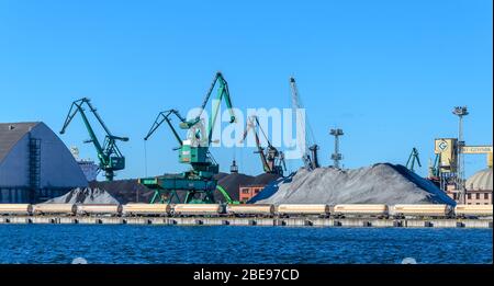 Grues et piles de charbon dans un port de charbon à Gdynia, Pologne. Banque D'Images