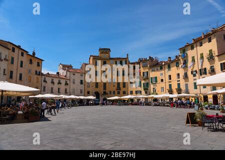 LUCCA, ITALIE - 24 MAI 2017: Piazza del Anfiteatro avec des personnes non identifiées. L'anneau des bâtiments entourant la place, suit la forme de la Banque D'Images