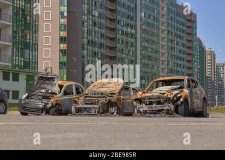 la ville a brûlé des voitures, quelques détails après un incendie dans l'un des quartiers de la ville Banque D'Images