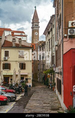 18 novembre 2019 - Piran, Slovénie: Belle vue sur les anciennes horloges de tour et la vieille rue étroite de Piran - petite ville méditerranéenne en Slovénie Banque D'Images