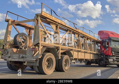 une roue de camion explose a causé un accident sur la route. Banque D'Images