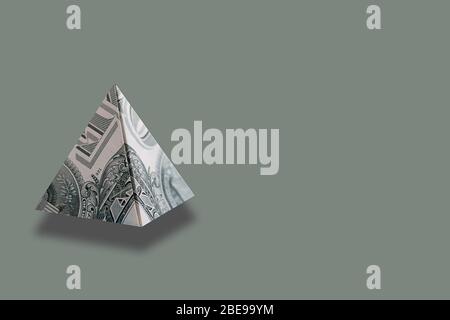 Pyramide monétaire comme symbole de la crise financière économique mondiale. Dollar américain baisse. Fraude financière. Argent virtuel. Banque D'Images