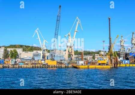 Grues dans le chantier naval, port de Gdynia, Pologne. Banque D'Images